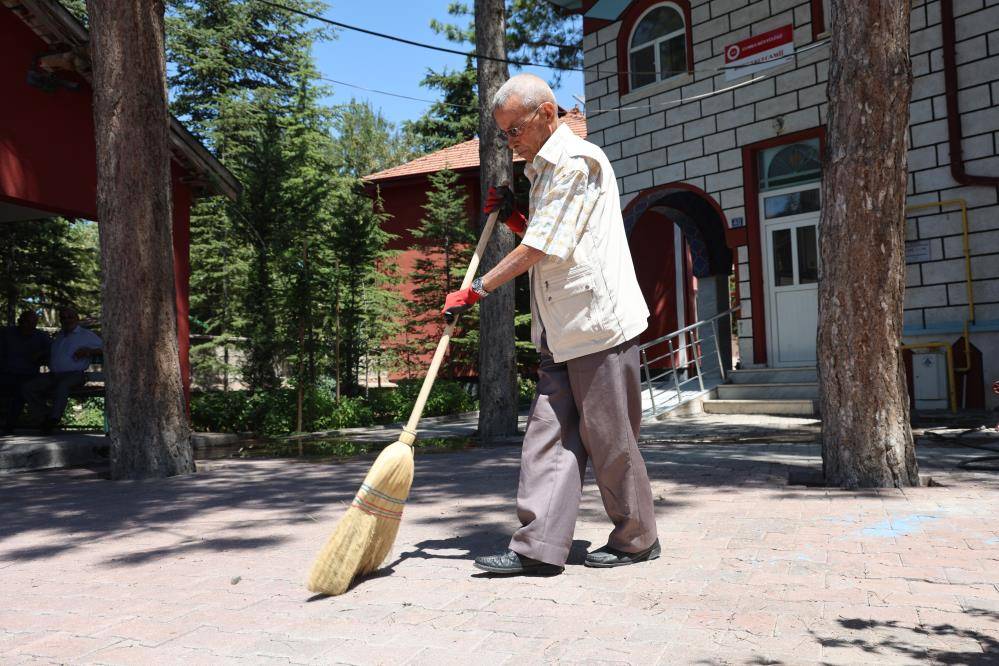 Konyalı Mehmet amca, babasından miras kalan cami temizliğini 26 yıldır sürdürüyor 3